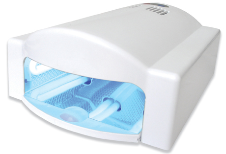 Image Pose de faux ongles avec l'UV Nails Pro de Rio.